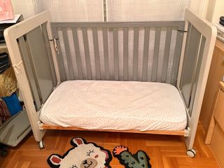 Cuna de bebé gris bitono