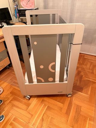 Cuna de bebé gris bitono