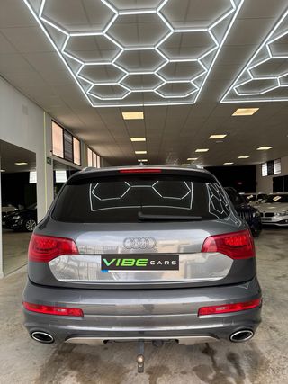 Audi Q7 2010 V12
