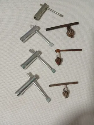 Juego de llaves y herramientas