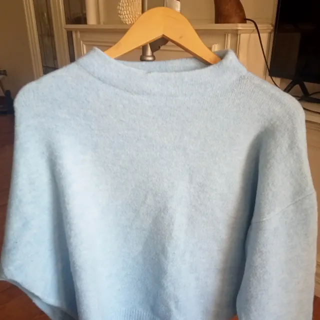 Jersey Zara azul claro muy favorecido cuello alto