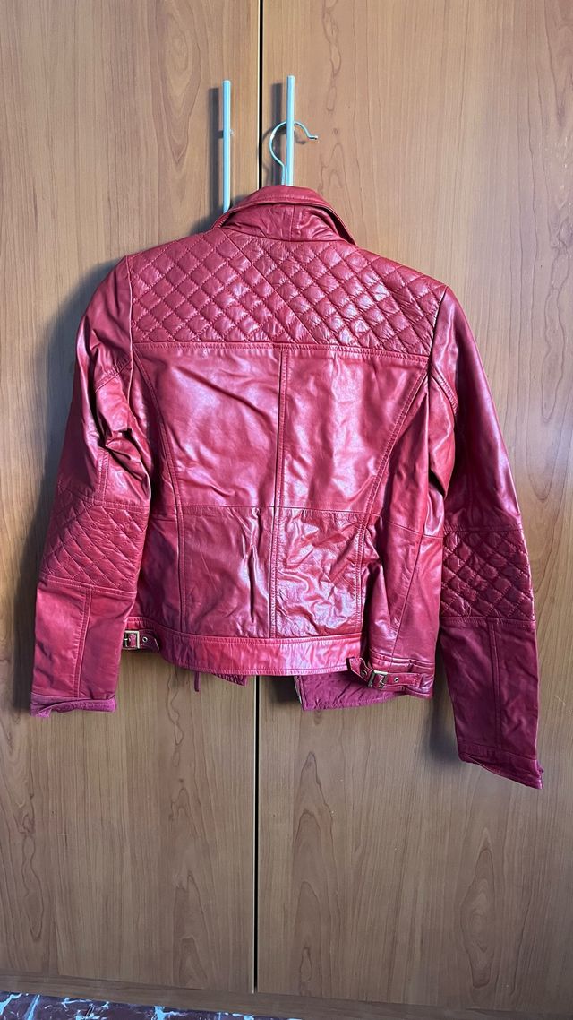 Cazadora de cuero mujer roja
