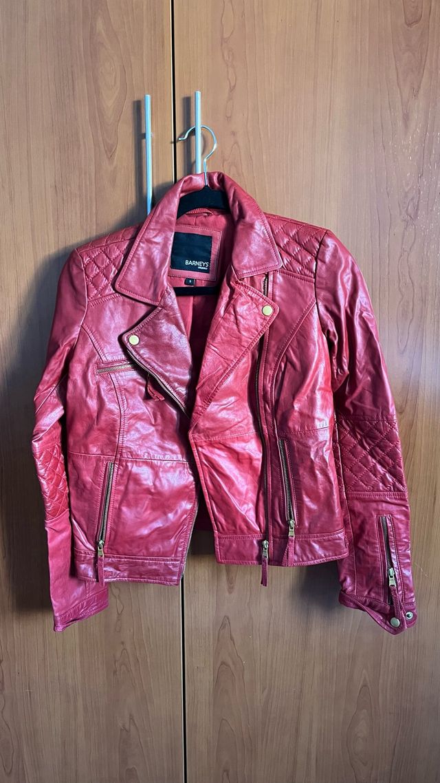 Cazadora de cuero mujer roja