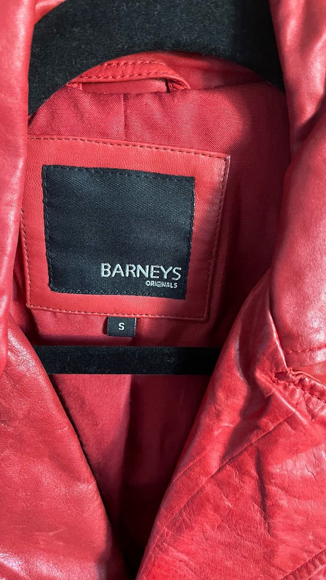 Cazadora de cuero mujer roja