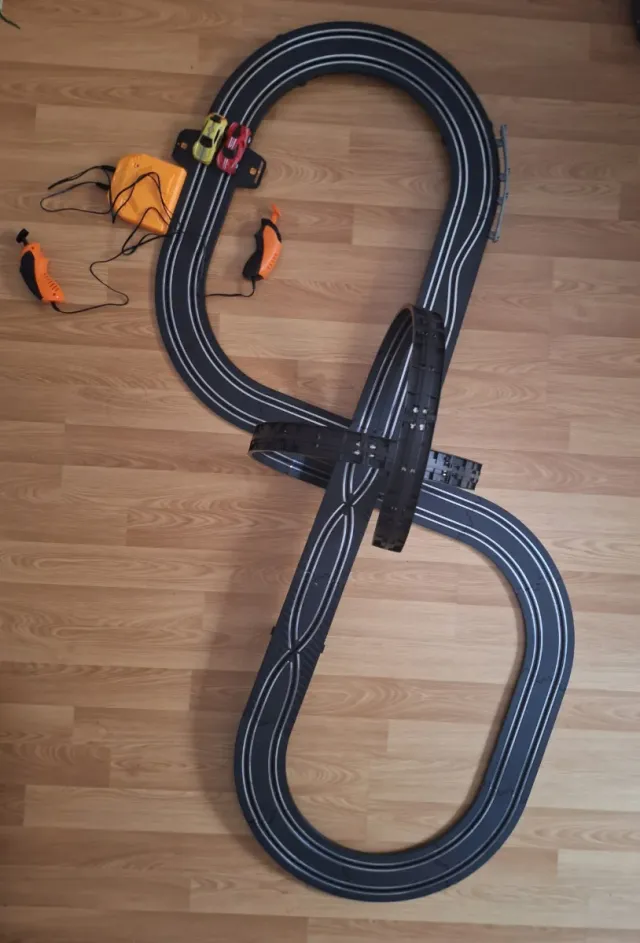 Circuito de coches con mandos y transformador