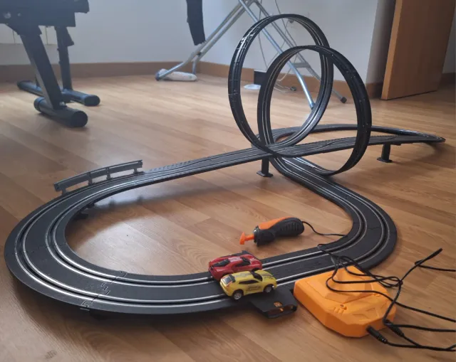 Circuito de coches con mandos y transformador