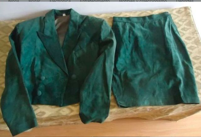 Traje de ante verde chaqueta y falda