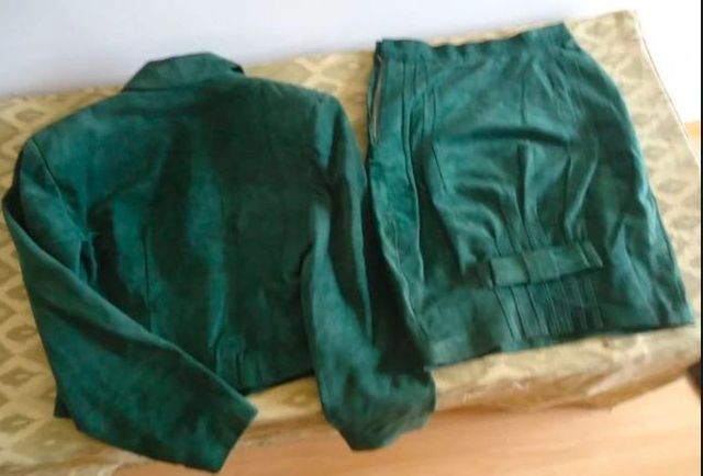 Traje de ante verde chaqueta y falda