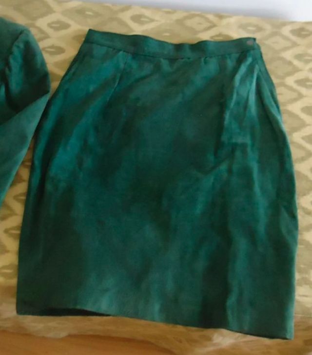 Traje de ante verde chaqueta y falda
