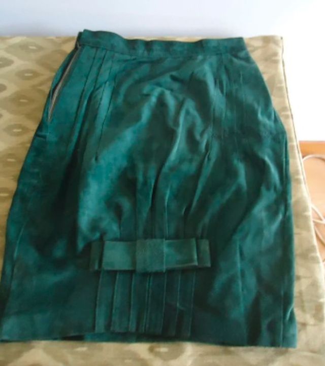 Traje de ante verde chaqueta y falda