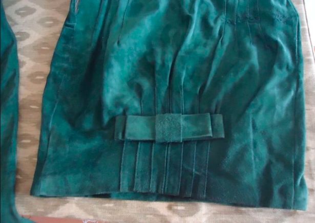 Traje de ante verde chaqueta y falda