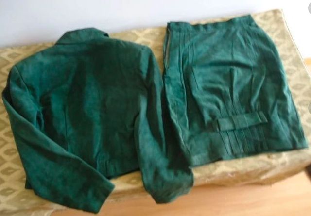 Traje de ante verde chaqueta y falda