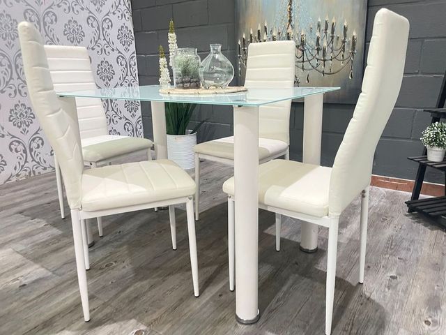 Mesa Comedor Cristal y Sillas Blancas