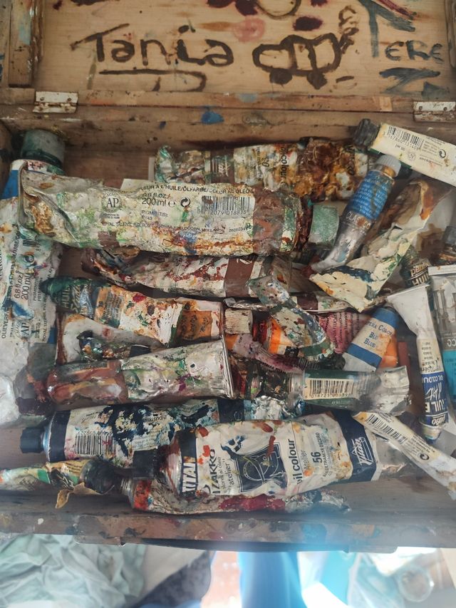 Tubos de pintura al óleo usados con maletín