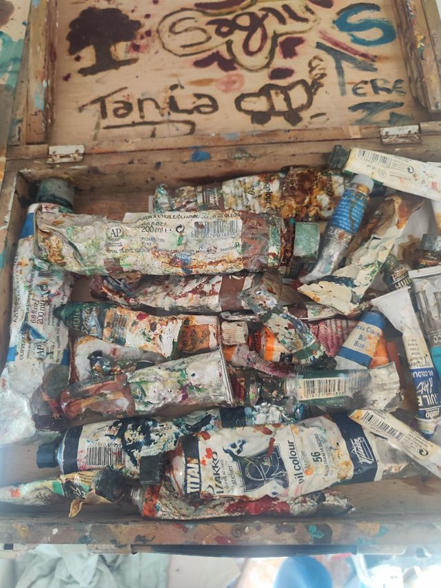Tubos de pintura al óleo usados con maletín
