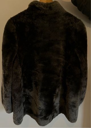 Abrigo gris y otro negro de pelo muton