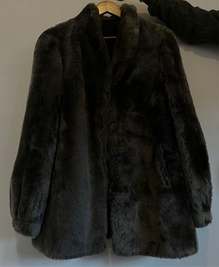 Abrigo gris y otro negro de pelo muton