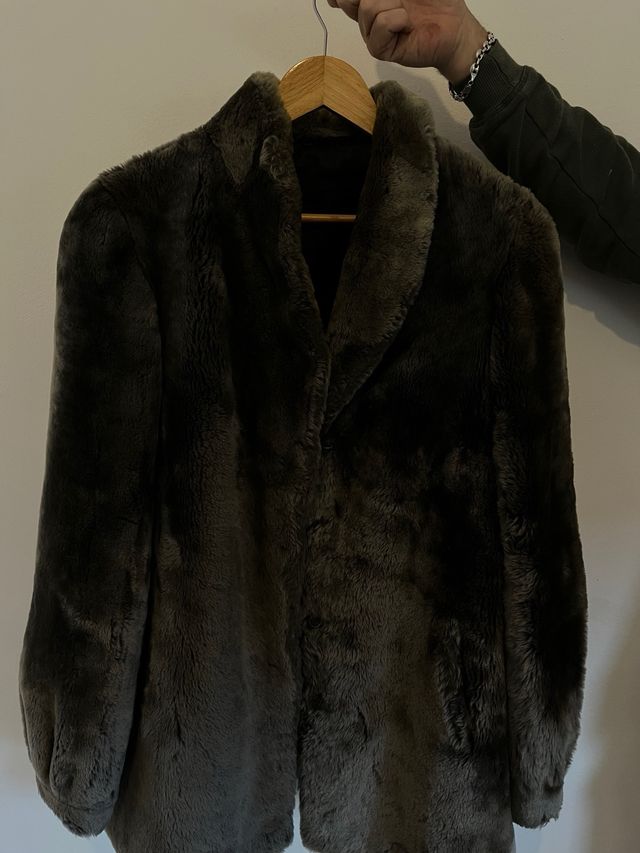 Abrigo gris y otro negro de pelo muton