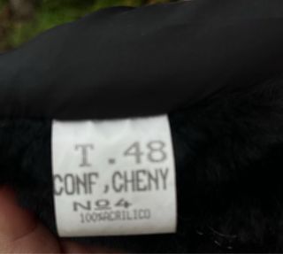 Abrigo gris y otro negro de pelo muton