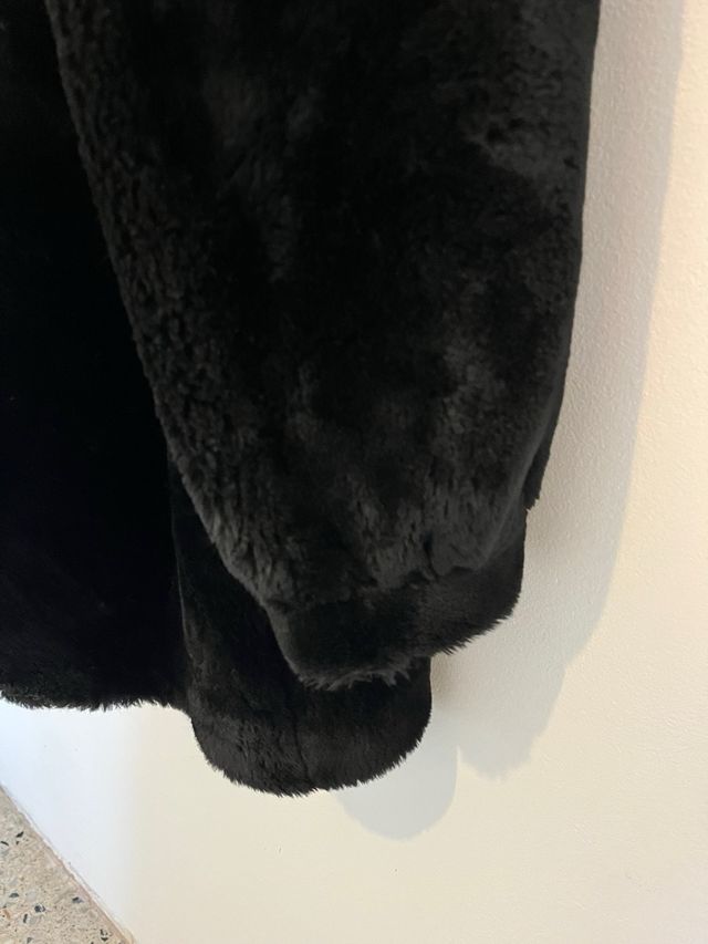 Abrigo gris y otro negro de pelo muton