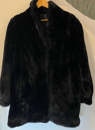 Abrigo gris y otro negro de pelo muton