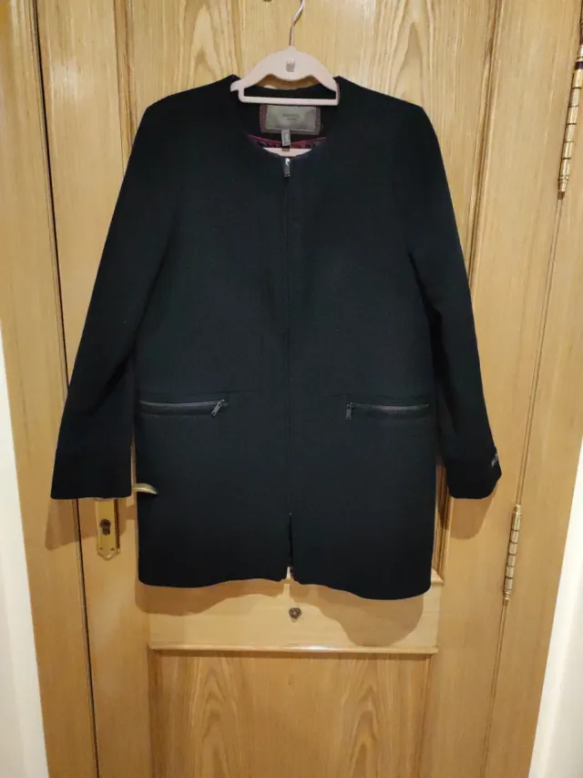 Chaquetón negro con cremallera y bolsillos