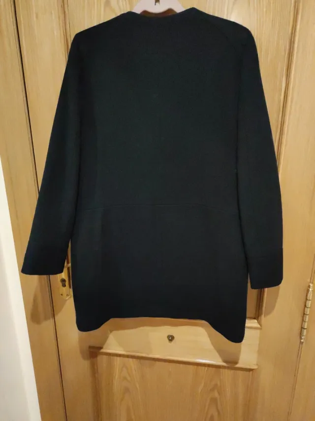 Chaquetón negro con cremallera y bolsillos