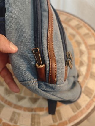 Mochila portátil vaquero Azul con detalles cuero.