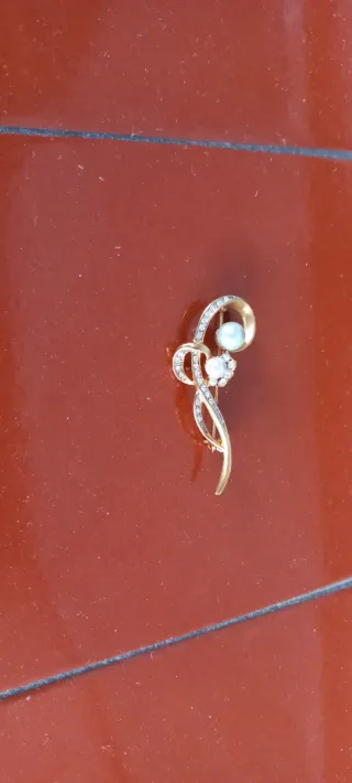 Broche dorado con perlas y diamantes