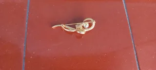Broche dorado con perlas y diamantes