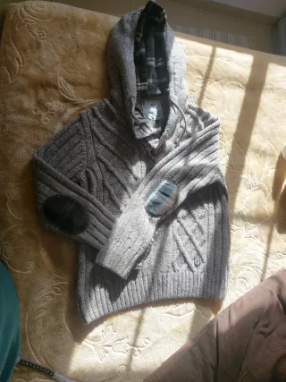 Jersey de lana con capucha y parches