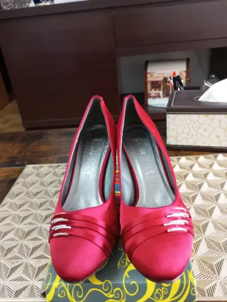 Zapatos de tacón granates para mujer