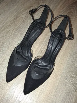 Zapatos de tacón negros con tira.