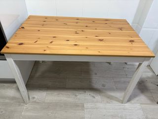 Mesa de cocina con 4 sillas de madera