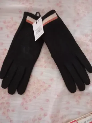 Guantes negros con con etiqueta