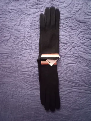 Guantes negros con con etiqueta