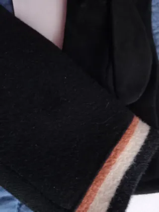 Guantes negros con con etiqueta