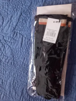 Guantes negros con con etiqueta