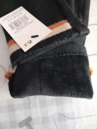 Guantes negros con con etiqueta