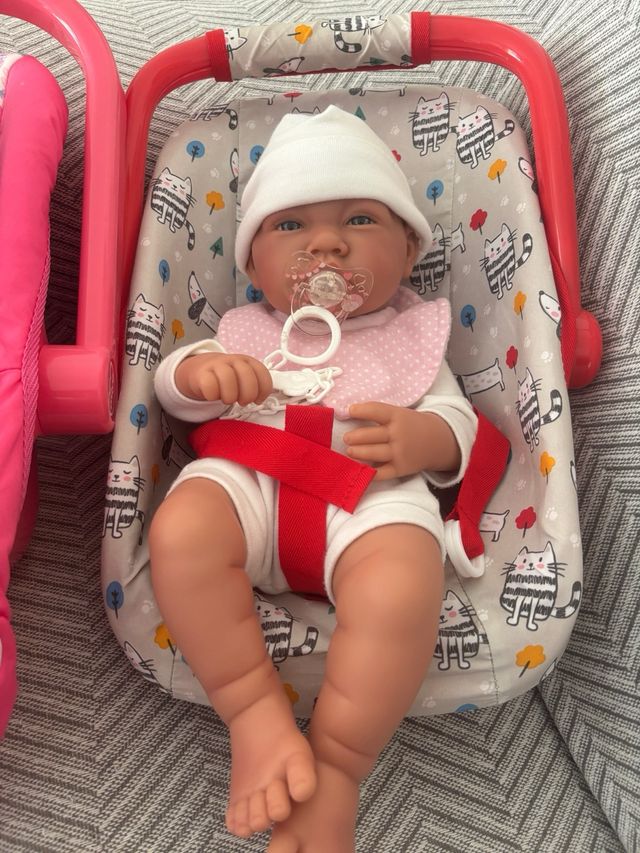 Muñeco Antonio Juan 42cm incluye porta bebé .