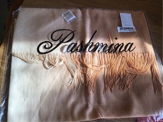 Pashmina mai usata, in confezione originale