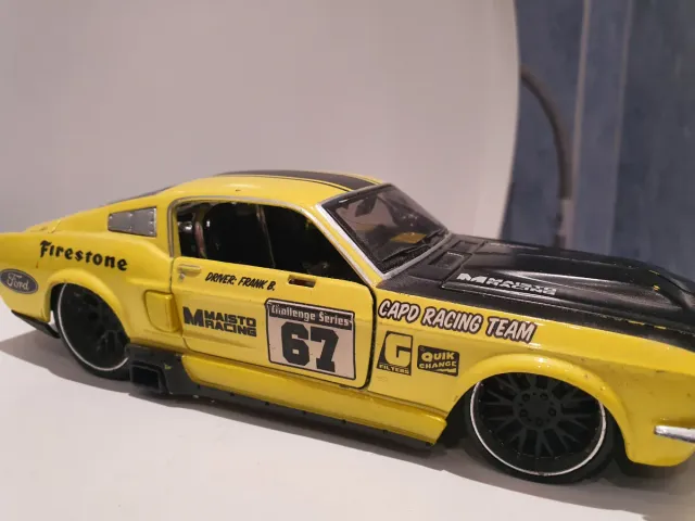 Ford Mustang Maisto 1:24 Amarillo