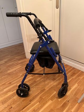 Andador con asiento y bolsa
