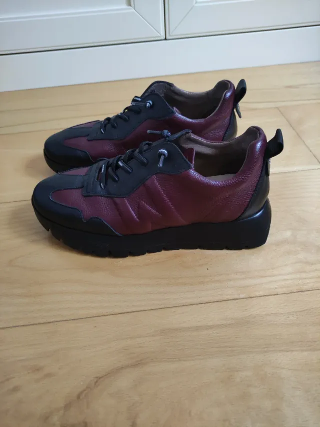 Zapatillas Wonders Piel Burdeos y Negro
