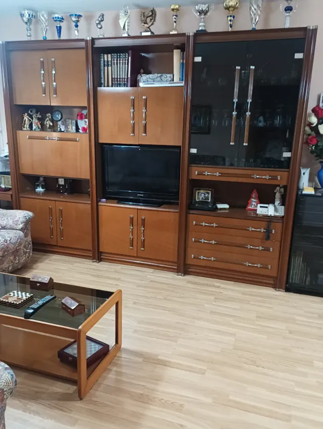 Mueble de salón madera y cristal