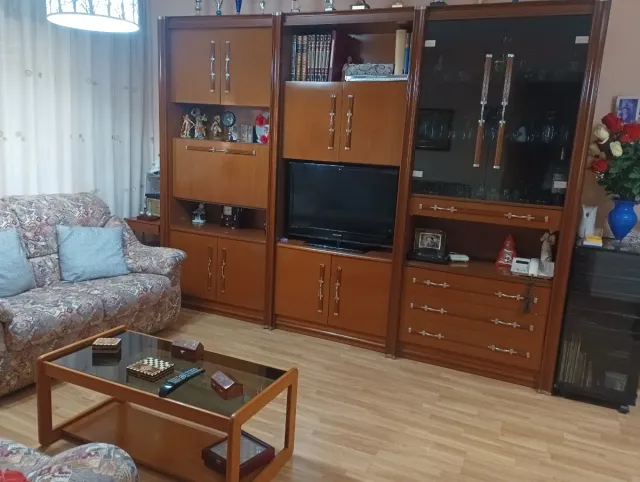 Mueble de salón madera y cristal