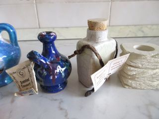 Souvenir. Anfore in ceramica e portacandela pietra