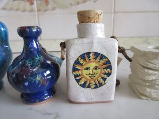 Souvenir. Anfore in ceramica e portacandela pietra