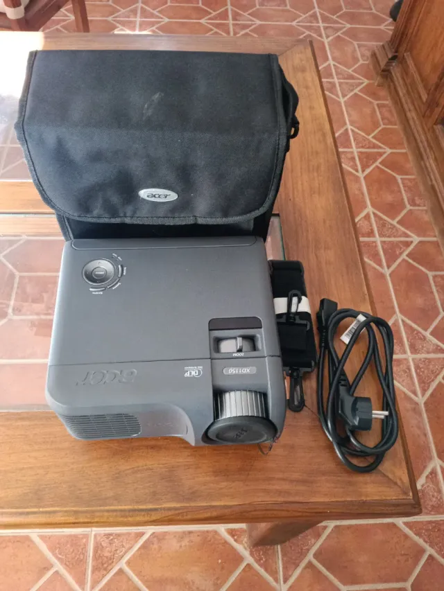 Proyector Acer XD1150 con funda
