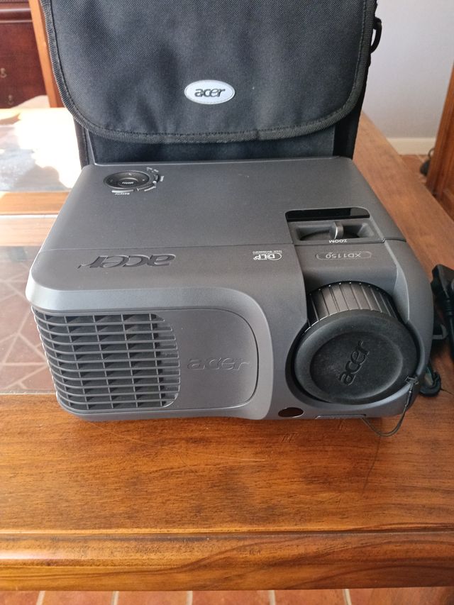 Proyector Acer XD1150 con funda